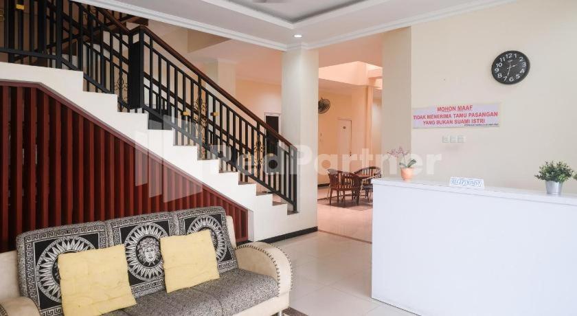 Capital O 3930 Griya Loka Syariah Hotel 2*